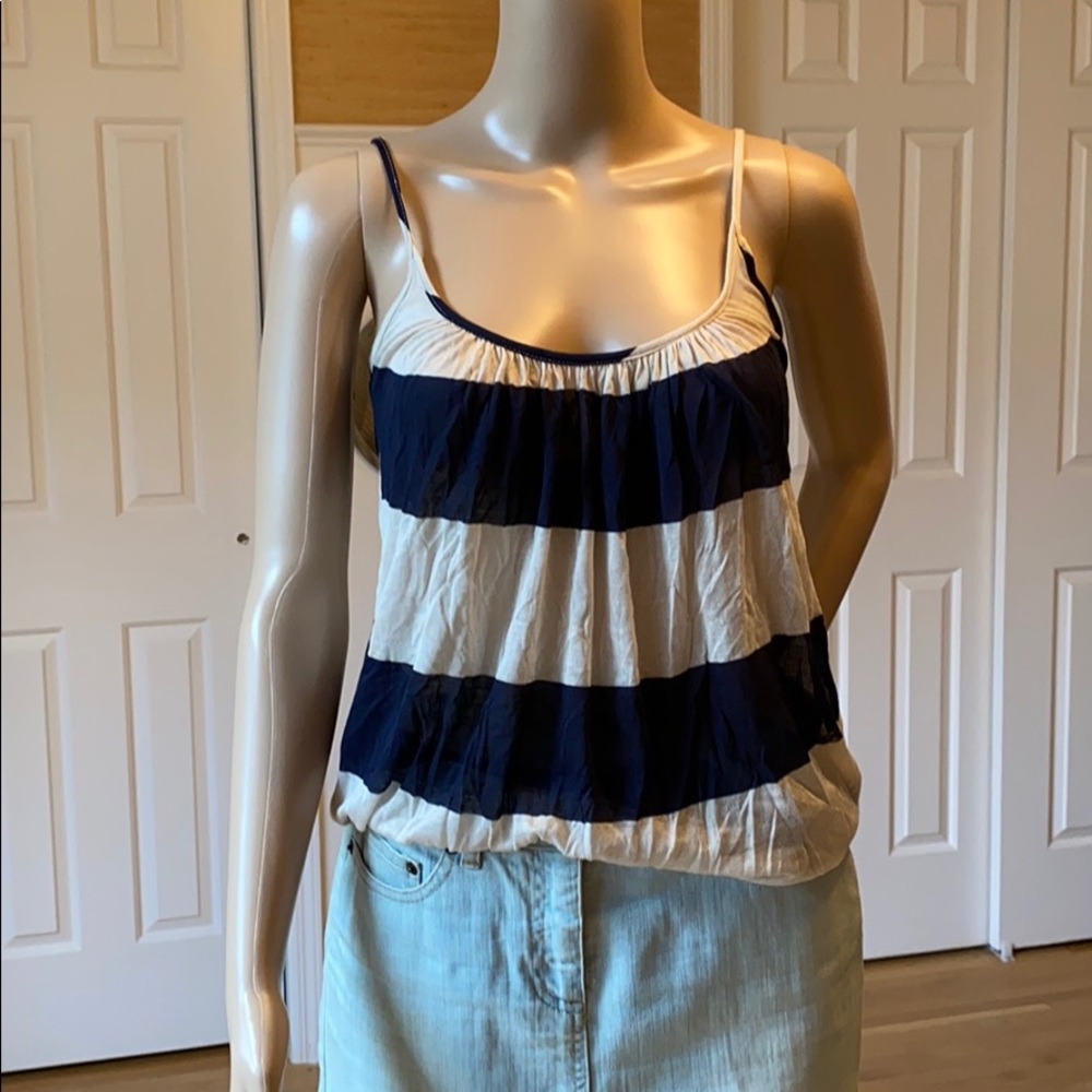 Sleeveless easy fit top.
